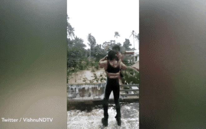 Giải cứu bé trai bằng trực thăng trong mưa lũ nghiêm trọng khiến 164 người chết ở Ấn Độ Ảnh 2