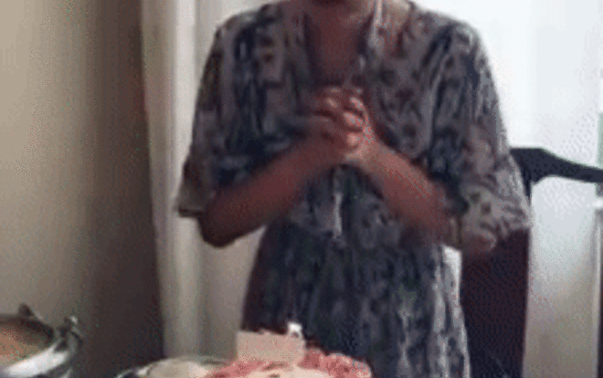 Cười sái quai hàm với gái ế lấy 'hết sức bình sinh' thổi nến sau khi ước có người yêu nhưng bất thành Ảnh 2