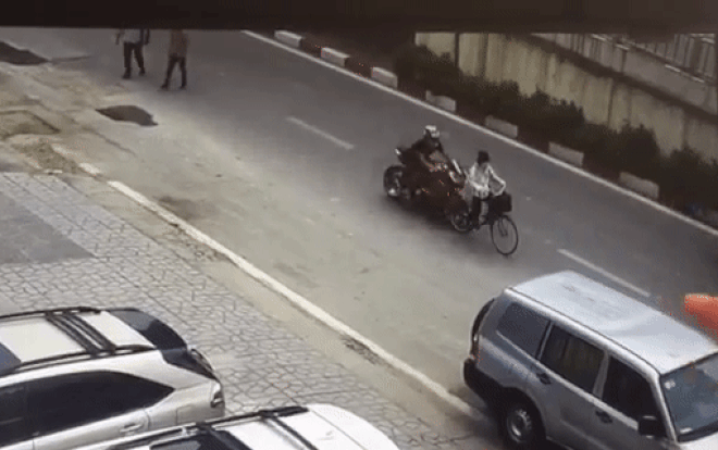 Clip nam thanh niên đi phân khối lớn 'húc bay' bà cụ rồi bỏ chạy gây phẫn nộ Ảnh 2