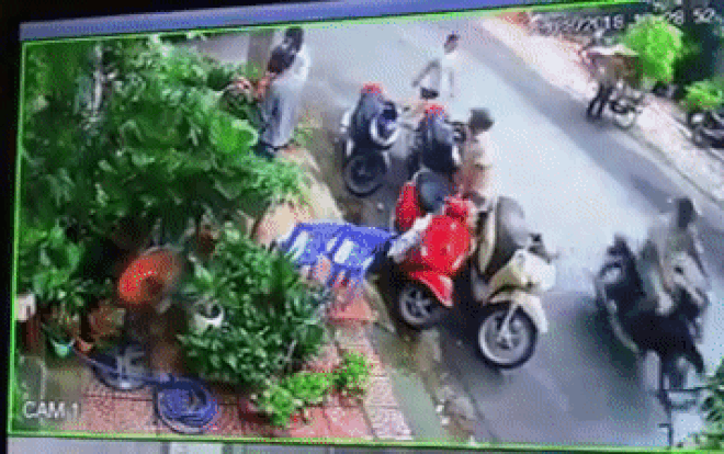 Clip người đàn ông ăn mặc lịch sự đi xe SH ngang nhiên trộm túi xách, bị bắt quả tang còn ra điều lớn tiếng thách thức Ảnh 2