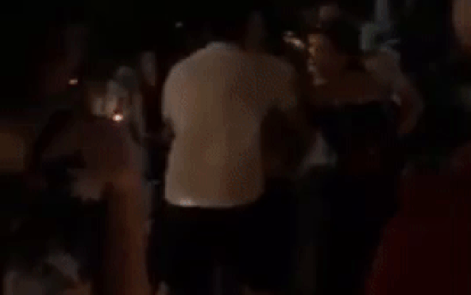 Xôn xao clip nhóm nam thanh niên giữ tay cô gái trẻ để người vợ đấm vào mặt đánh ghen trên phố Hà Nội Ảnh 2