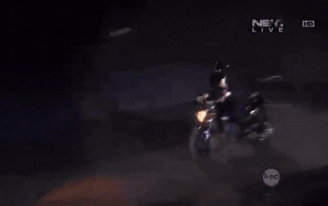 Tổng thống Indonesia 'cực ngầu' khi lái xe phân khối lớn tới khai mạc ASIAD Ảnh 2