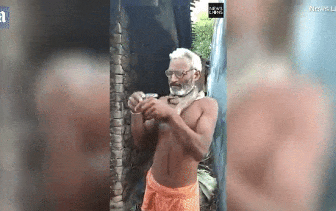 Rùng mình cảnh người đàn ông ngậm rắn cực độc trong miệng Ảnh 2