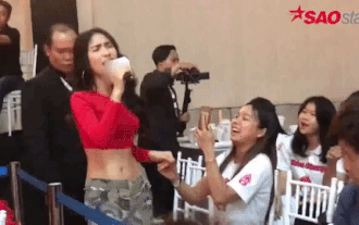 Clip: Chẳng cần có bạn trai, Hòa Minzy nắm chặt tay fan và hát cực mùi mẫn bản ballad gây xuyến xao Ảnh 2