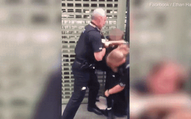 Video gây sốc: Cảnh sát sôi máu thẳng thay tát bé gái 14 tuổi giữa đám đông Ảnh 2