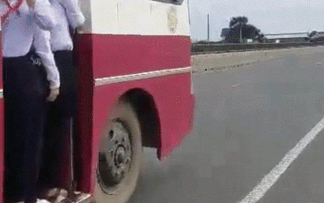 Xe đưa đón học sinh phóng nhanh, các em nhỏ phải đứng đu bám ở cửa do quá tải khiến dân mạng bức xúc Ảnh 2