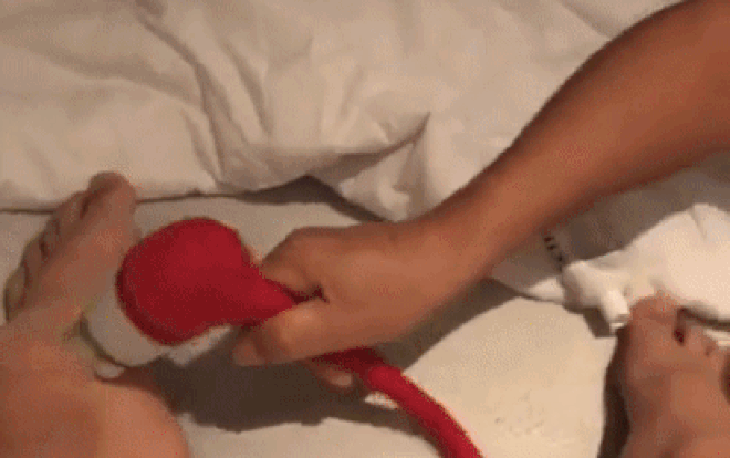 Mấy ai yêu trò như thầy Park Hang-seo, đến tận phòng nằm chống cằm massage chân cho Đình Trọng Ảnh 2