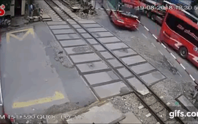 Xe khách giường nằm bị barie chắn tàu xiên thủng sâu vào bên trong khiến hàng chục hành khách hoảng loạn Ảnh 2