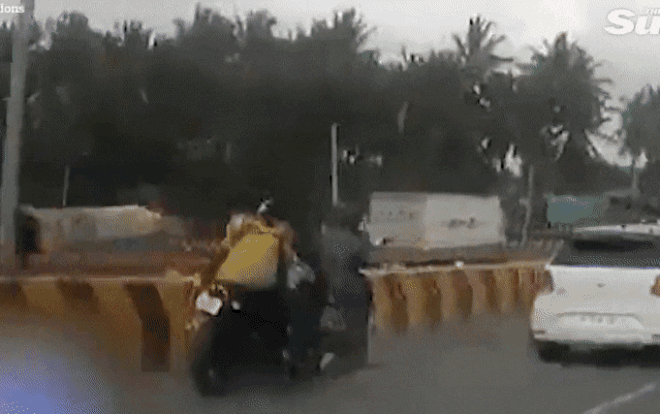 Bé gái ngồi nguyên trên xe máy vẫn chạy sau cú đâm kinh hoàng, thoát chết đến khó tin Ảnh 2