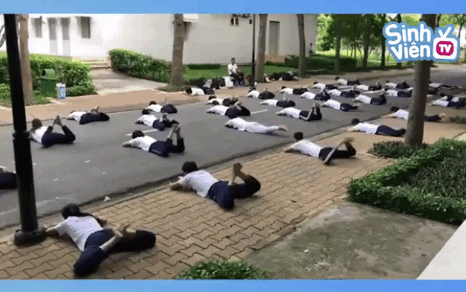 Clip dù trường ĐH có bể bơi 'xịn xò', sinh viên vẫn phải dàn hàng học bơi ở… trên cạn khiến dân mạng xôn xao Ảnh 2