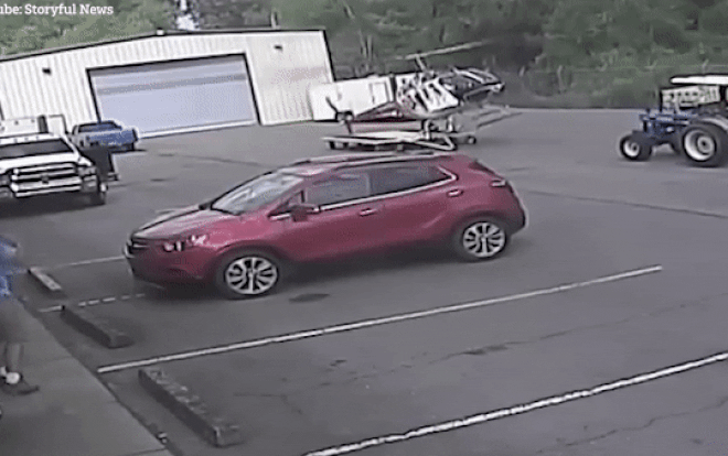 Vừa cất cánh, trực thăng cảnh sát bị gió thổi chao đảo, vỡ tan tành Ảnh 2