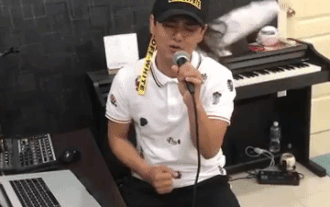 Clip: 'Công chúa' nhà Ưng Đại Vệ đã làm gì để ba hát nhạc sầu nhưng không thể nhịn cười thế này? Ảnh 2