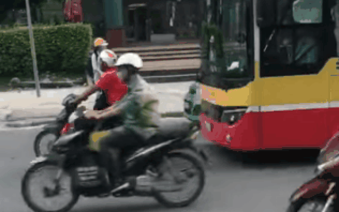 Bị hành xử 'thất lễ', người đàn ông trả thù kỳ quái khiến chiếc xe buýt 'to kềnh càng' chôn chân giữa đường Ảnh 2