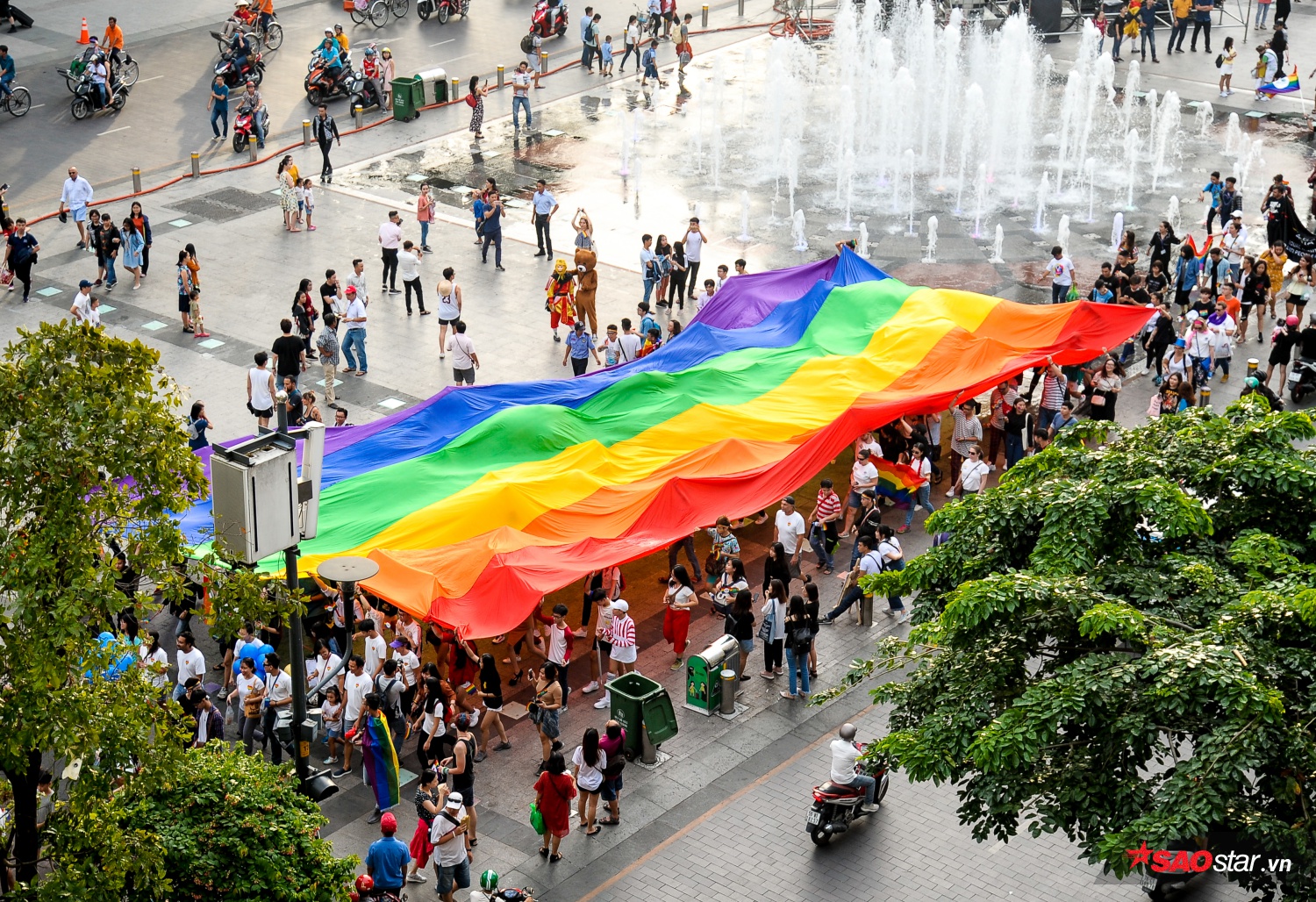 VietPride 2018 - Đã lâu lắm rồi, LGBT Sài Gòn mới có những ngày cờ lục sắc rợp trời, cái nắm tay, hôn nhau nồng nàn đến thế! Ảnh 1