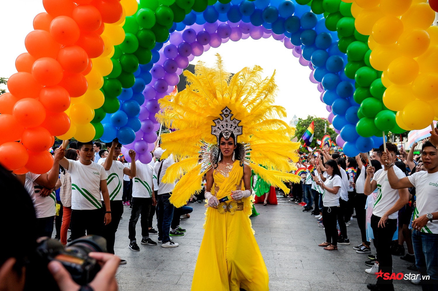 VietPride 2018 - Đã lâu lắm rồi, LGBT Sài Gòn mới có những ngày cờ lục sắc rợp trời, cái nắm tay, hôn nhau nồng nàn đến thế! Ảnh 13