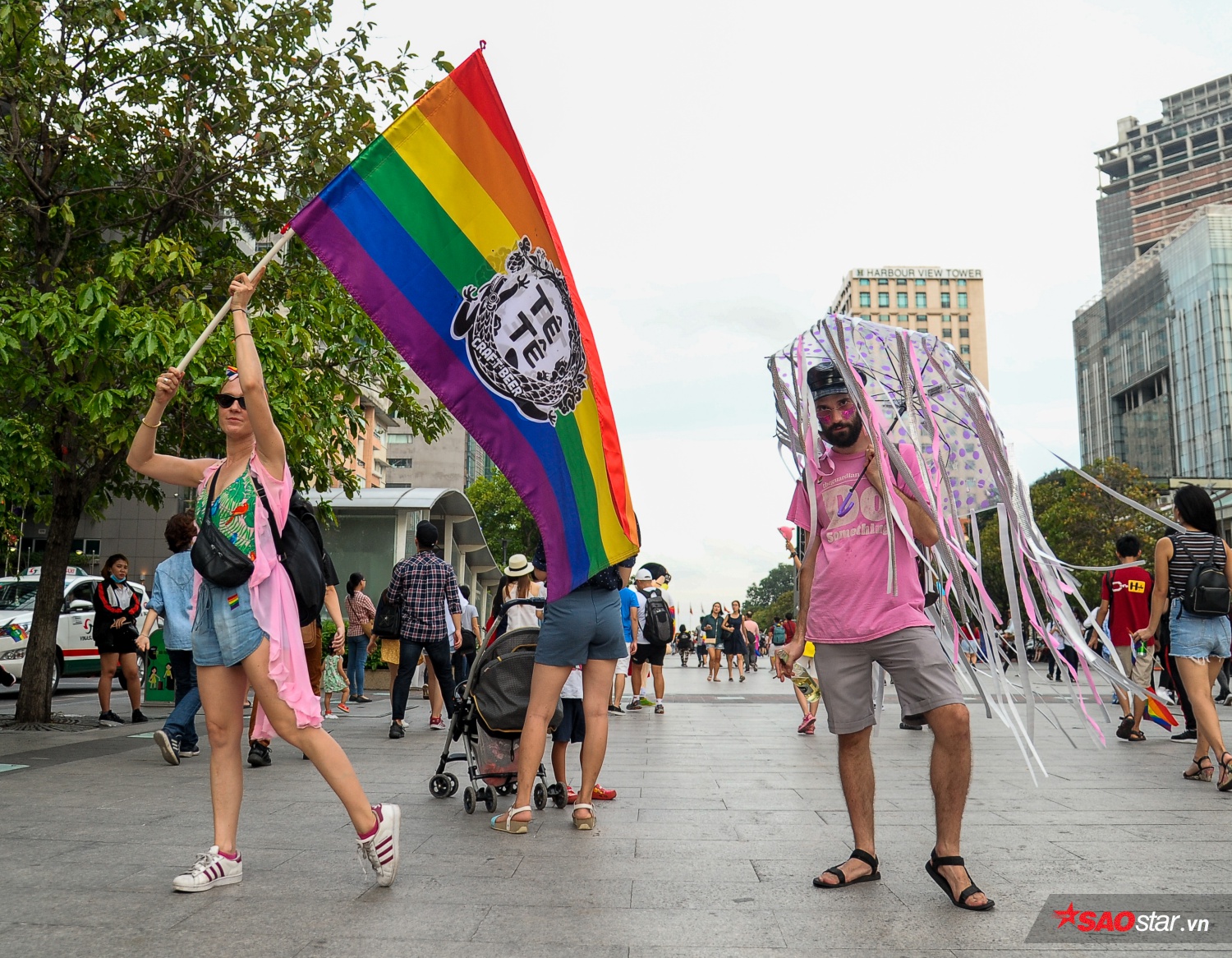 VietPride 2018 - Đã lâu lắm rồi, LGBT Sài Gòn mới có những ngày cờ lục sắc rợp trời, cái nắm tay, hôn nhau nồng nàn đến thế! Ảnh 10