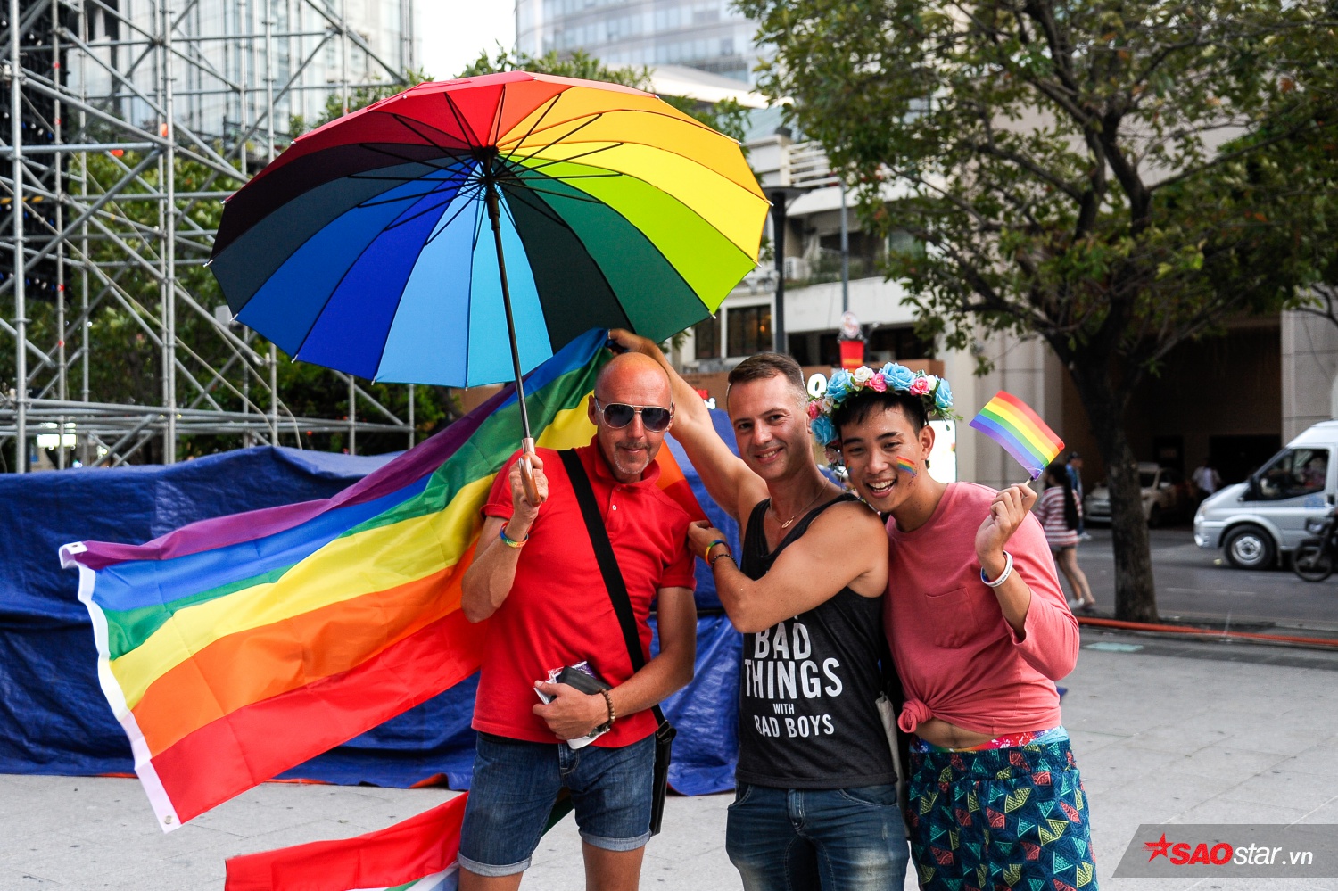 VietPride 2018 - Đã lâu lắm rồi, LGBT Sài Gòn mới có những ngày cờ lục sắc rợp trời, cái nắm tay, hôn nhau nồng nàn đến thế! Ảnh 14