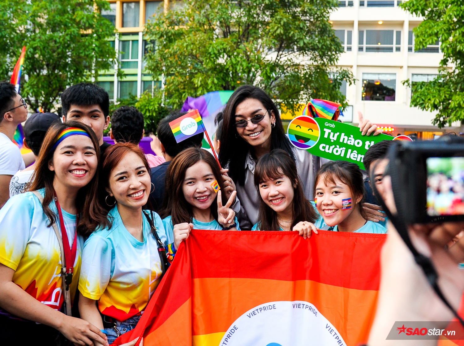 VietPride 2018 - Đã lâu lắm rồi, LGBT Sài Gòn mới có những ngày cờ lục sắc rợp trời, cái nắm tay, hôn nhau nồng nàn đến thế! Ảnh 12