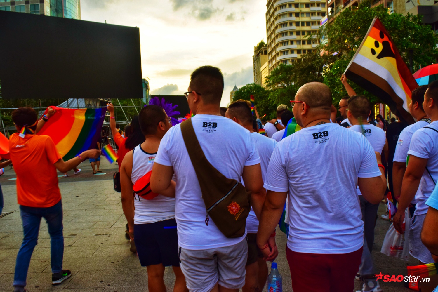 VietPride 2018 - Đã lâu lắm rồi, LGBT Sài Gòn mới có những ngày cờ lục sắc rợp trời, cái nắm tay, hôn nhau nồng nàn đến thế! Ảnh 8