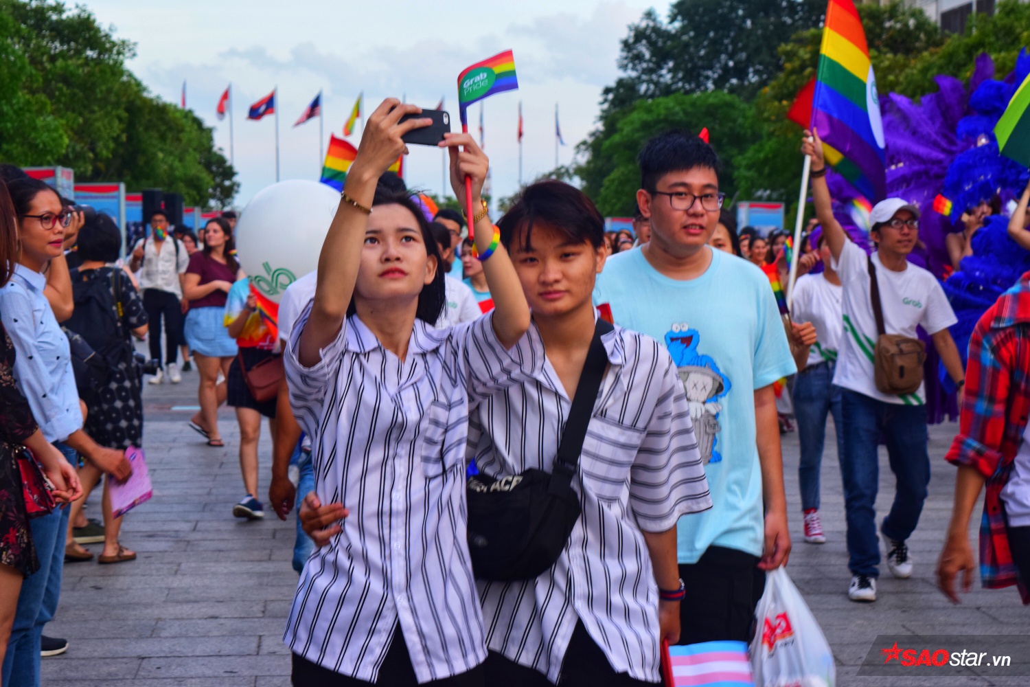 VietPride 2018 - Đã lâu lắm rồi, LGBT Sài Gòn mới có những ngày cờ lục sắc rợp trời, cái nắm tay, hôn nhau nồng nàn đến thế! Ảnh 6