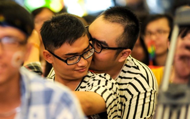 VietPride 2018 - Đã lâu lắm rồi, LGBT Sài Gòn mới có những ngày cờ lục sắc rợp trời, cái nắm tay, hôn nhau nồng nàn đến thế! Ảnh 2