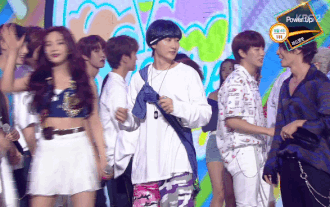 Hồn nhiên đi ngang mặt Red Velvet, anh chàng nhận 'rổ gạch đá' này chắc chắn là nhân vật… xui nhất tháng! Ảnh 2