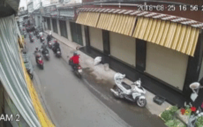 Bức xúc cảnh người phụ nữ ăn mặc lịch sự, đi xe sang ngang nhiên trộm túi tiền của bà cụ bán rau vỉa hè Ảnh 2