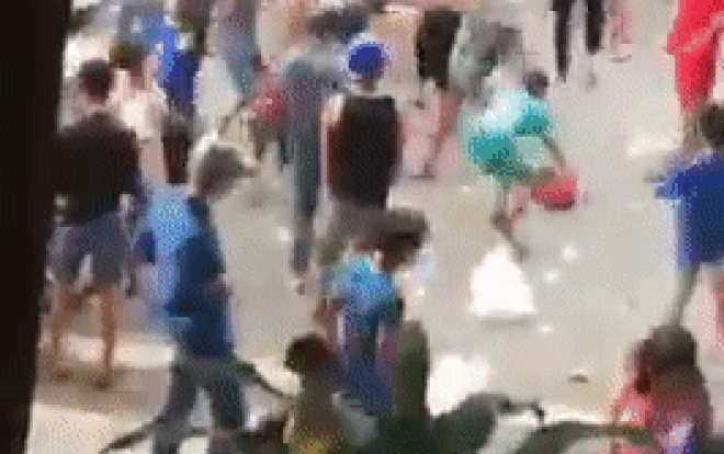 Ngao ngán cảnh hàng chục người lao vào tranh cướp, đánh nhau chí chóe giật đồ cúng cô hồn Ảnh 2