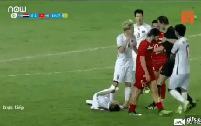 Ngoài bàn thắng duy nhất, Văn Toàn còn khiến fan 'nức lòng' vì khoảnh khắc cực hung dữ trên sân cỏ Ảnh 2