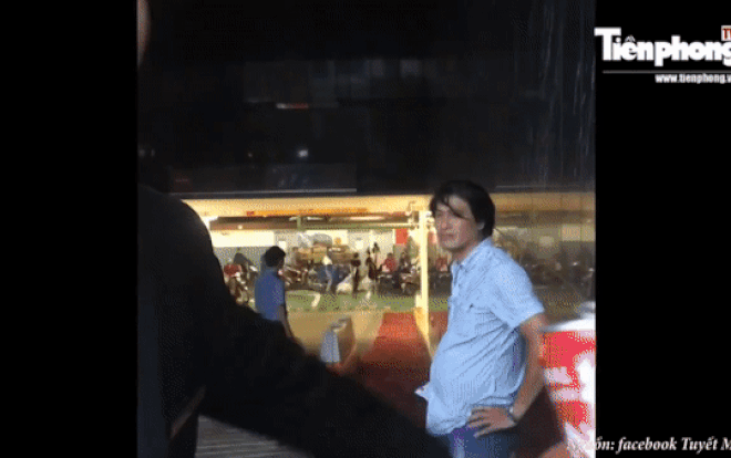 Bảo vệ tòa nhà tiêu chuẩn 6 sao Times Square gay gắt đuổi người đi đường trú mưa gây tranh cãi Ảnh 2