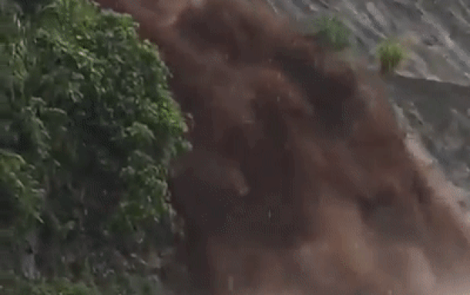 Lũ lớn cuồn cuộn làm hàng loạt khối đất đá đổ xuống chắn ngang đường gây cản trở giao thông ở Hòa Bình Ảnh 2