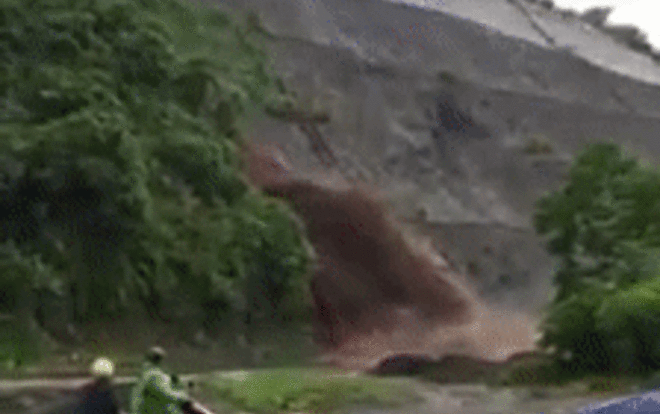 Clip: Lũ lớn cuồn cuộn, đất đá tuôn xối xả xuống đường ở Hòa Bình Ảnh 2