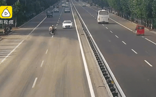 Qua đường không chú ý, xe đạp điện bị ô tô đâm nát bét Ảnh 2