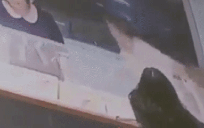 Trích xuất camera bắt giữ thanh niên giả vờ đi mua vàng rồi nhanh tay 'cuỗm' chiếc nhẫn 6 chỉ bỏ chạy Ảnh 2