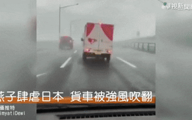 Xe tải bị thổi lật nghiêng trong bão Jebi mạnh nhất 25 năm qua tại Nhật Bản Ảnh 2