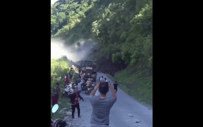 Clip: Nguyên một mảng núi đổ sụp xuống ngay trước mắt người dân tạo cảnh tượng hãi hùng như trong phim thảm hoạ Ảnh 2