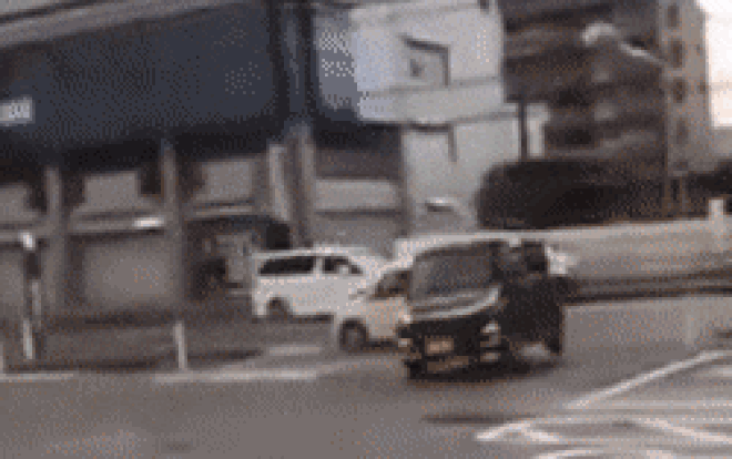 Bão Jebi 'xé toạc' nhà cao tầng, hất văng ô tô trên đường ở Nhật Bản Ảnh 2