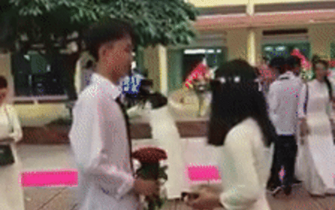 Teen Hải Phòng tranh thủ tỏ tình với 'crush' trong buổi khai giảng cuối cùng đời học sinh Ảnh 2