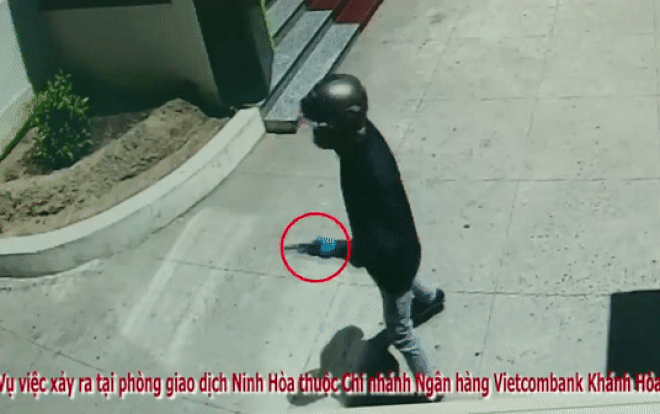 Camera cận cảnh quá trình 2 tên cướp táo tợn dùng súng khống chế nhân viên để 'cướp nhà băng' ở Khánh Hòa Ảnh 2