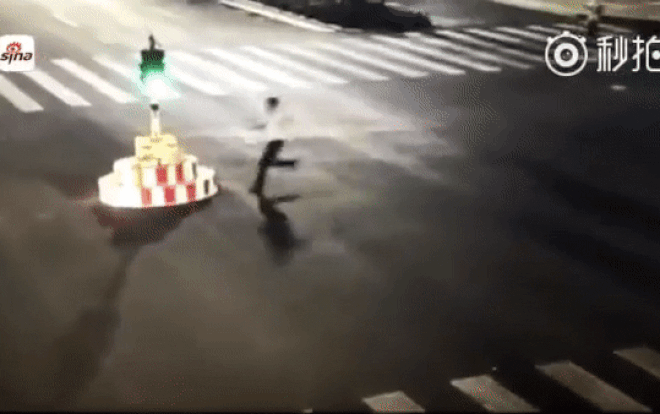 Chờ quá lâu, thanh niên lao ra quật đổ cột đèn giao thông Ảnh 2