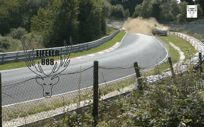 'Đứng tim' trước cảnh xe lộn hơn 10 vòng trên đường đua, tài xế vẫn bình an Ảnh 2