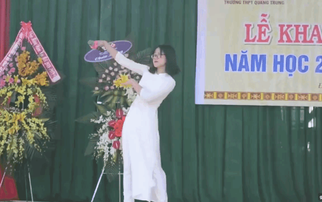 Diễn văn nghệ trong lễ khai giảng, chị khóa trên bị đàn em ráo riết truy link vì quá xinh và hát hay như ca sĩ Ảnh 2