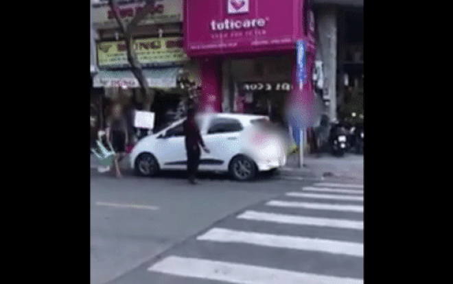 Người đàn ông lớn tiếng chửi bới tài xế, đập vỡ kính xe ô tô và cái kết 'đắng' Ảnh 2