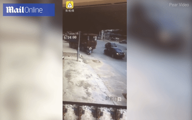 Bị xe tải 'nuốt trọn', người phụ nữ thoát chết kỳ diệu Ảnh 2