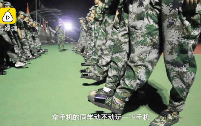 Sử dụng điện thoại khi học quân sự, sinh viên bị phạt 'dở khóc dở cười' Ảnh 2