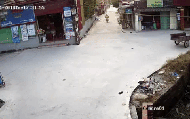 Xe máy chở 3 thiếu niên không đội mũ bảo hiểm, phóng nhanh tông thẳng vào người phụ nữ ở ngã tư giao nhau gây tranh cãi Ảnh 2