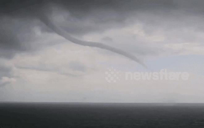 Nhiều vòi rồng xuất hiện cùng lúc trên bầu trời Trung Quốc Ảnh 2