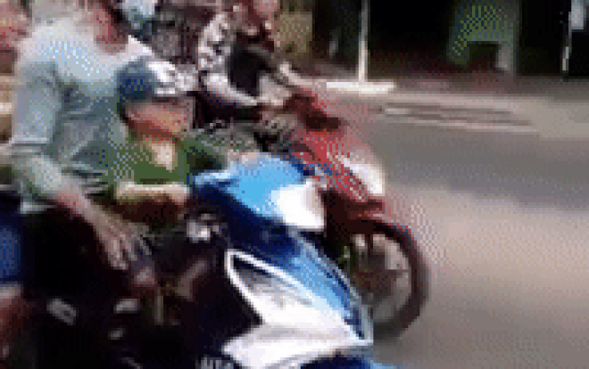 Nam thanh niên chở 2 bé trai không đội mũ bảo hiểm còn giơ 2 tay tạo dáng để bé trai ngồi trước cầm lái gây bức xúc Ảnh 2