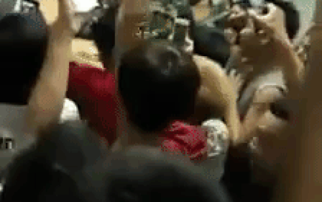 'Cực hình' khi ở ký túc xá chính là đây: Sinh viên thất tình bị hàng chục đứa bạn quây vào 'tra tấn' Ảnh 2