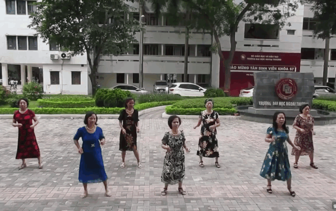 Tập thể giảng viên về hưu của ĐH Ngoại thương khiến dân mạng 'cưng muốn xỉu' khi share clip nhảy rumba dưỡng sinh cực chất Ảnh 2